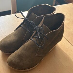 No. 6 Garcia Green Suede Low Lace-up Boot with Natural Wood Heel. Size 39